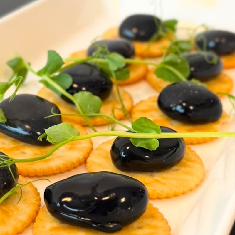 Kateryna Catering Fingerfood – Cracker mit Hähnchenleberpastete, Rinderbrühe-Glasur und Erbsensprossen