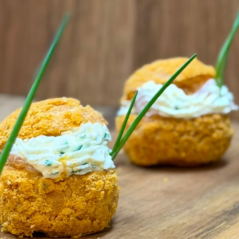 Kateryna Catering Fingerfood – herzhafter Windbeutel mit Kräuterfrischkäse und Schnittlauch