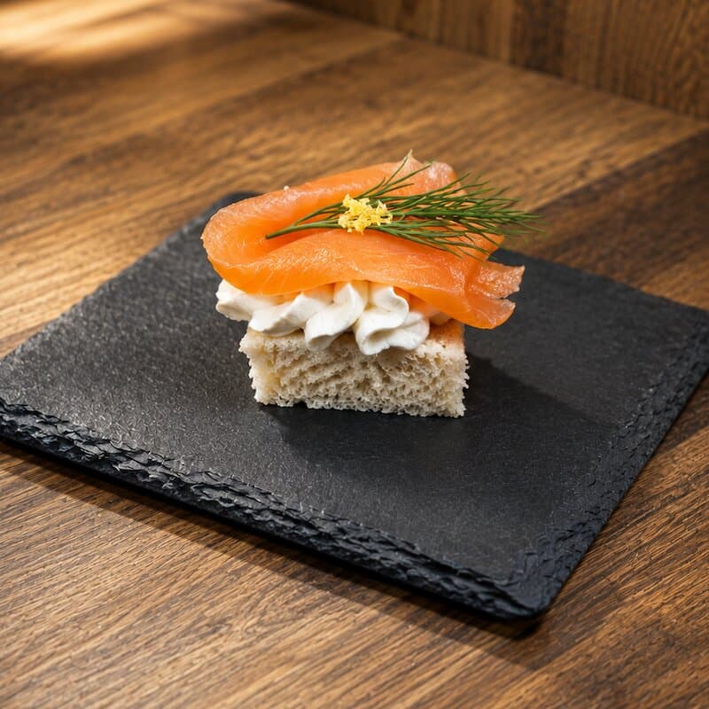 Kateryna Catering Fingerfood – Räucherlachs, Frischkäse, Dill auf Brot