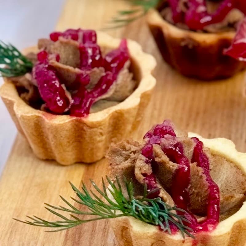 Kateryna Catering Fingerfood – Tartelettes mit Hähnchenleberpastete, Preiselbeeren und Dill