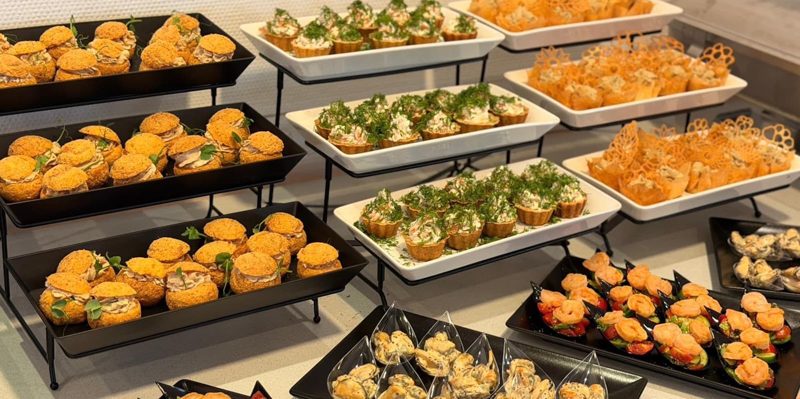 Kateryna Catering Buffet – Windbeutel, Tartelettes, Garnelen-Häppchen auf Etageren
