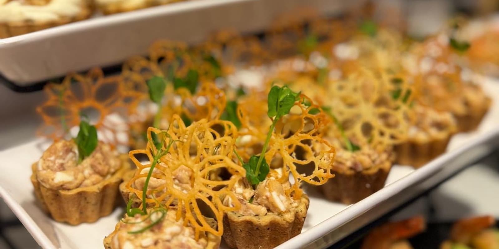 Kateryna Catering Buffet – Tartelettes mit Thunfisch-Ei-Füllung und knuspriger Gitter-Deko