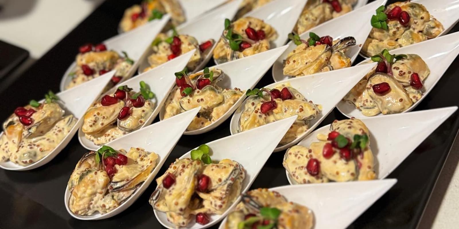 Kateryna Catering Buffet – Miesmuscheln, Senfsauce, Granatapfel im Porzellanschiffchen