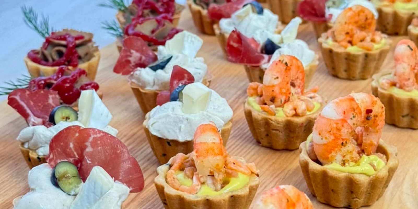 Kateryna Catering Buffet – Tartelettes mit Garnele, Jamón, Brie und Heidelbeere